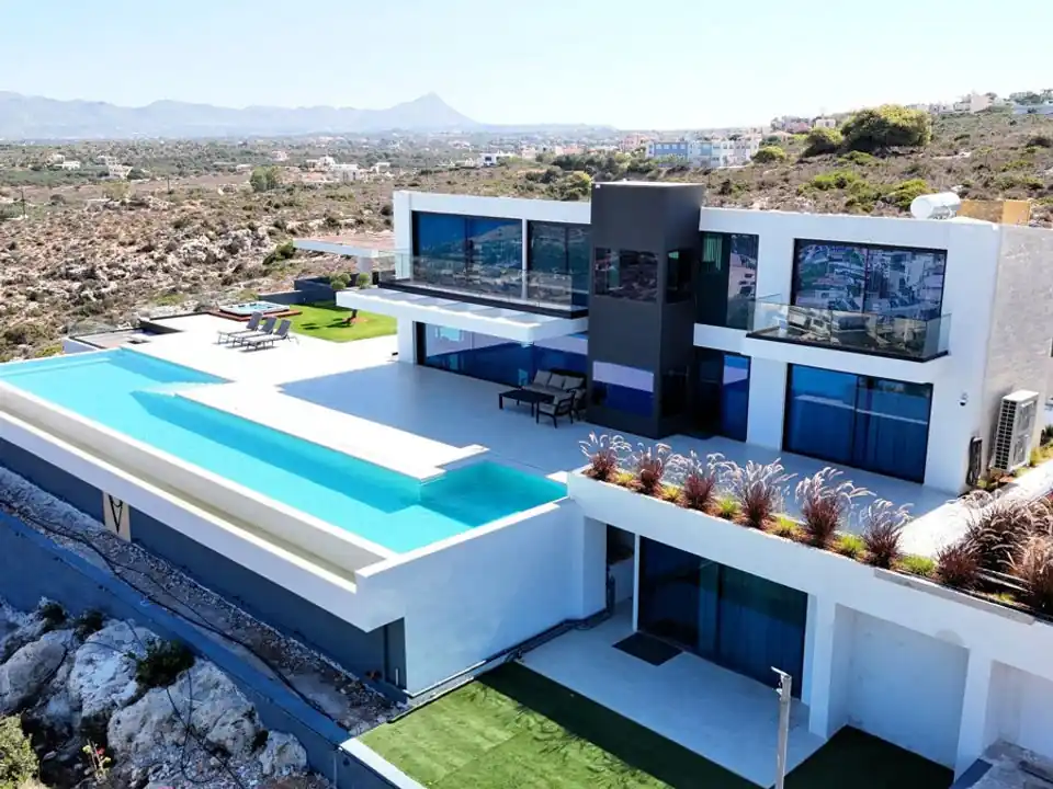 Villa overlooking the sea in Crete