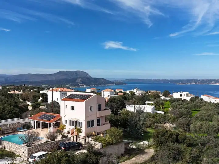 House with a pool and view in Plaka
