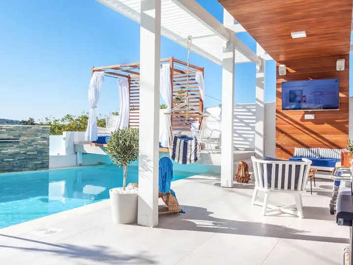 Terrace and pool of a house in Vamos